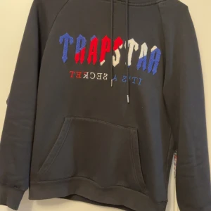 Trapstar hoodie  - Jätte snygg trapstar hoodie. Storlek S använd ett få tal gånger bara. Är i färg blå,röd,vit och svart. Hoodien är äkta och köptes från Stock X för 1499