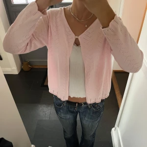 Rosa stickad kofta  - Rosa stickad kofta från Sincerely Loved i storlek M, passar även S. Fint skick. Använd gärna köp nu!