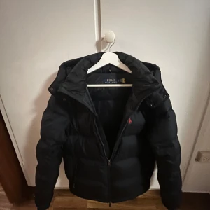 Polo Ralph lauren puffer - Säljer en stilig polo puffer, knappt använd, perfekt nu för vintern