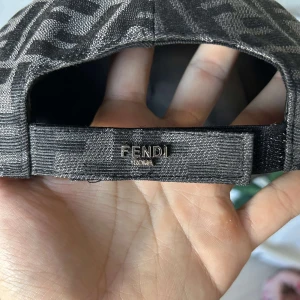 Fendi Keps  - Fendi keps för billigt bra pris passa på o köp