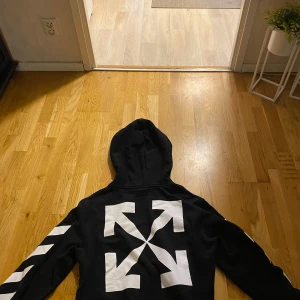 Off white hoodie  - S stor i storleken mer åt M