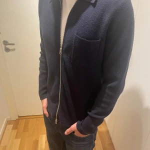 Samsoe kofta  - Säljer då denna sjukt snygga koftan. Den funkar perfekt till vintern. Pris går att diskutera. Nypris 1500. 8/10 kond. 