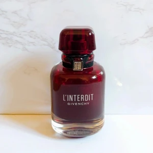 Givenchy  l'interdit rouge parfym - Original storlek: 80ml Mer än halva kvar (50ml) Köptes för 1600kr Säljes för 700kr