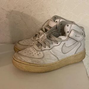 Skorna är jätte bra de är bara lite smutsiga. - Skorna är jättebra och jag har bara använt dem under vintern, vilket är varför de är smutsiga. Men de går enkelt att tvätta, och då blir de som nya igen.