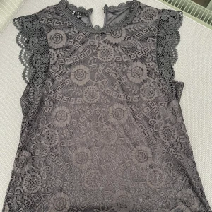 Spets topp utan ärmar🤍 - I super fint skick och knappt använd, säljer då den inte kommit till användning! Skriv om du har någon fråga🤍