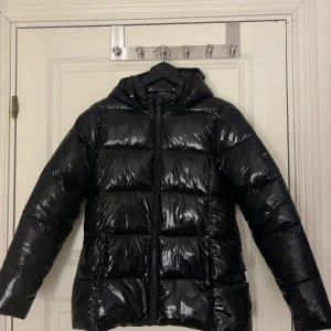 Vinterjacka svart - Varm vinterjacka Storlek 170, men passar absolut Xs  Använd fåtal gånger, som ny. 