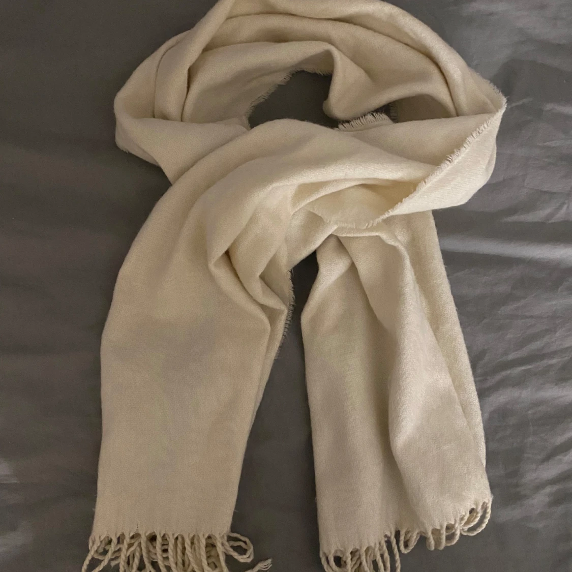 Beige halsduk med fransar