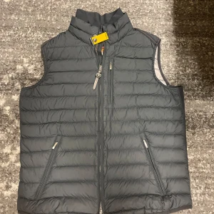 Parajumper Perfect väst - Storlek M. 10/10 skick använt sparsamt. Inga hål eller missfärgningar. Den är såklart äkta och scannern fungerar. Nypris 4400kr.  Kan prutas vid snabb affär. Skriv vid fler frågor eller bilder 