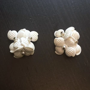 Retro vita clip örhängen, blommor, vintage, clip-on, mässing, naturvit - Äldre clips örhängen i plast och mässing, metallen är missfärgad. Diameter: 2,7 cm.