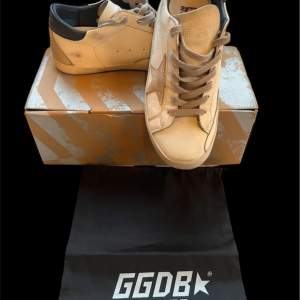 Säljer ett par snygga sneakers från Golden Goose. Helt nya bara provade en gång! Skick 10/10. Säljer då dom inte passar mig kvitto finns! Nypris 5946! Box och dustbag medföljer