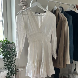 Zara klänning - Fin zara klänning som är lite för liten för mig!! Den har sprukigt löngt ner vid V ringningen men de ör inte något man lögger märke till så värst!!❤️🙌🏼