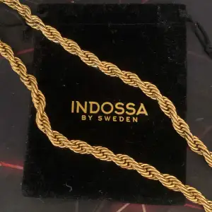 Ett guld platerat halsband från indossa.  Halsbandet är 60cm lång och 10 cm tjocklek   Originella priset deras hemsida 600kr  Mitt pris 500kr pris kan också diskutera under snabb affär   Bara runt om i Stockholm ps möts bara 