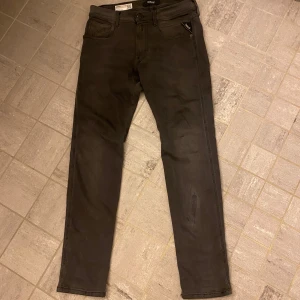 Replay anbass - Tja, säljer nu mina stilrena replay anbass då jag ej använder dessa längre. Gott skick. Inga hål eller andra slitage som ej ska vara där. Nypris-1599 Mitt pris-249. Fraktar spårbart via postnord/Instabox!🙂