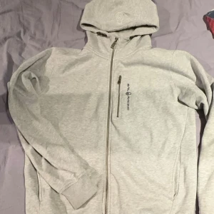 Sail racing zip - Säljer nu min Sail racing zip som är 9/10 skick och är i storlek M. Har du frågor om min längd osv så tveka inte skriva och om ni vill ha fler bilder!