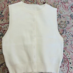 Vit topp - Vit topp med knappar. Helt ny. Storlek S