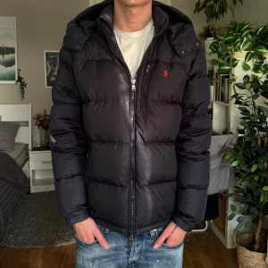 Ralph lauren jacka  - Säljer årets vinterjacka från Ralph lauren. Använder förra vintern men har ny jacka nu därför ja säljer. Jackan har sytts (därav de låga priset) men verkligen inget som syns (se på bild 4) annars är jackan i fint skick 