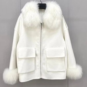 Cashmere kappa  - Intressekoll på min älskade kappa från Ssshop eftersom den inte kommer till användning längre..  😔 Pälskragen och pälsmuddarna är avtagbara så jackan funkar verkligen till allt!  Nypris 3900kr