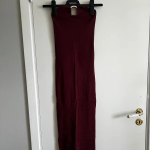 Fodral klänning - Dam - Vinröd tajt fodralklänning (tub) från Zara. Oanvänd, men prislapp borta. 