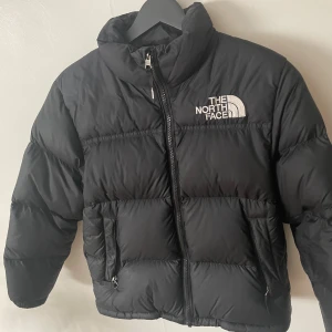 The north face vinterjacka - Vinterjacka i storleken M junior, inte så använd då den är för liten för mig, pris går att diskuteras