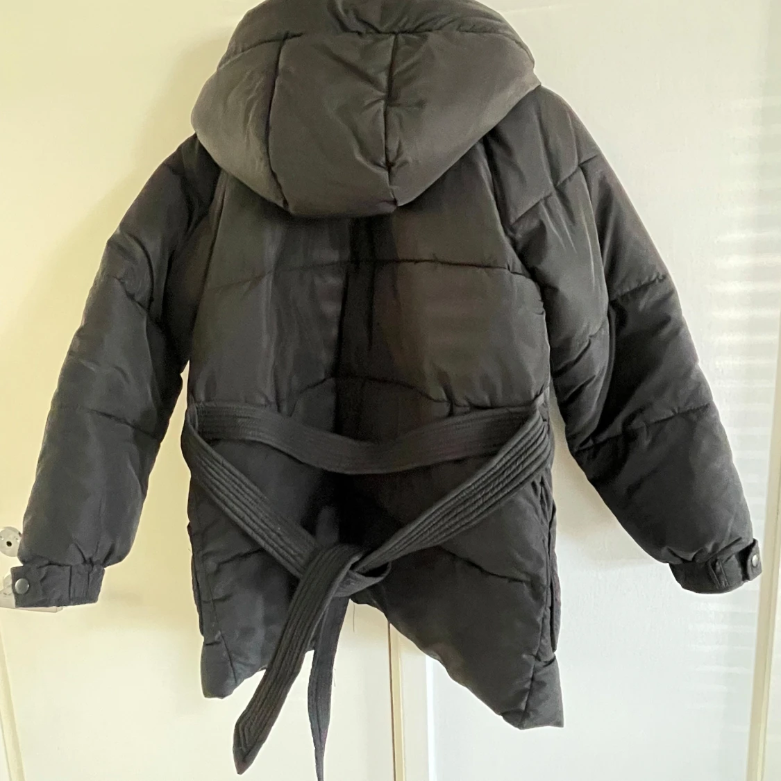 	1.	Svart puffig jacka – stilig & varm	med bälte och huva! - 3