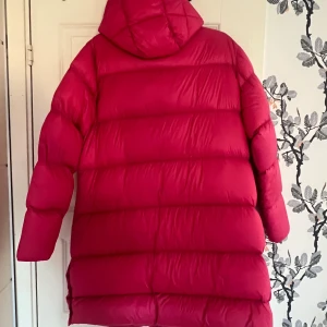 Pernilla Wahlgren jacka  - Helt ny Pernilla Wahlgren jacka, från årets höstkollektion.  Köptes förra veckan för 999kr men ångrade mig med färgen. Säljer för 400, snabb affär kan pris diskuteras.  