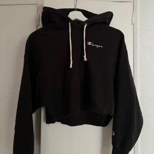 Champion cropped hoodie - Mycket bra skick knappt använd. Grovt tyg, ganska tung med stor luva 