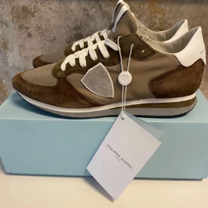 Phillippe Model  - Säljer ett par Phillippe Model Trainers | Perfekta för Höst/Vinter | Nyskick 10/10 | Pris 1999kr | Storlek 42 | Låda och tags följs med | Finns en liten deffekt (Se bild 4), utöver det är skicket 10/10 | Hör av dig vid minsta fundering 🙌