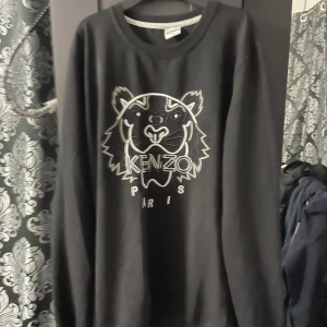 Kenzo tröja  - Säljer min kenzo tröja som är som nytt skick använd ett par gånger.