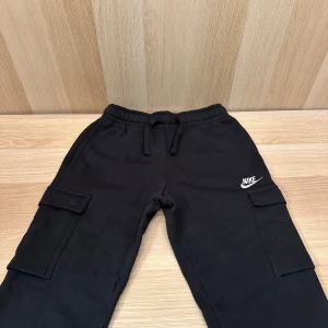 Nike Sweat Pants - Säljer mina Nike Sweat Pamts som min mamma köpte åt mig för flera år sedan och de inte passade mig i London. Köptes för 37,99£=520kr. Mitt ptis 150krkr. Ej använda. Skriv vid intresse eller frågor.