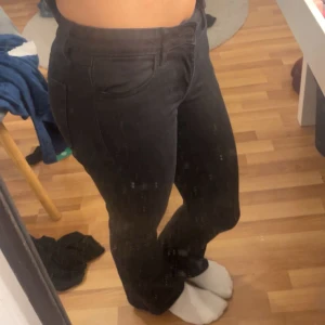 Lågmidjade svarta jeans - Säljer mina lågmidjade svarta jeans från Lindex som är större än vad storleken säger, de passar mej som är 155cm🥰 pris går att diskuterar 