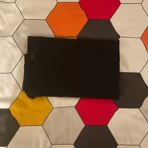 Svart chiffon sjal - Säljer den gör oanvända svarta sjalen i chiffon material, den är i fyrkantig form med 94x100 cm