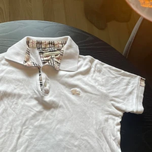 Burberry piké  - Jag säljer denna pågrund av bytt stil och därför ingen användning. Den har inga defekter. Skicka privat för mer bilder🤳