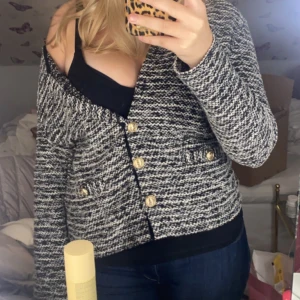 Chiara Forthi kofta - Säljer denna superfina kofta från Chiara Forthi med gulddetaljer. I superfint skick. Passar M-XL beroende på hur man vill att den ska sitta, jag har vanligtvis M. Hör gärna av dig vid funderingar💕💕