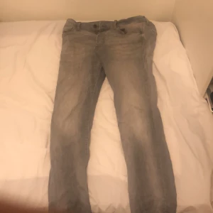 Snygga jeans köpta från Jack N jones för 800 kr. 9/10 skick knappt använda 32 i storlek både på bredden o längden  - Slim fit 