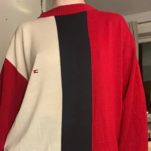 Tommy Hilfiger tröja - Vintage stickad Tommy Hilfiger tröja, köpt second hand. Är inte hel säker på om den är äkta men den är i väldigt bra kvalite och skick fortfarande iaf. Tror detta är i herrstorlek men jag är en dam xs-s och har använt denna som oversized bara.