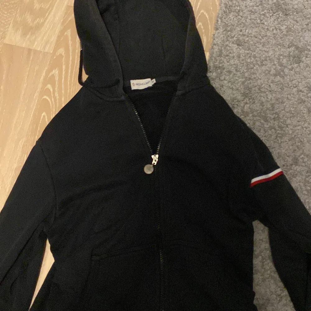 Hej jag säljer min moncler hoodie för att den har blivit för liten för mig. Jag köpte den på nk för typ 3-4 tusen för många år sedan så det är en äldre modell. Den är i helt okej skick.. Hoodies.