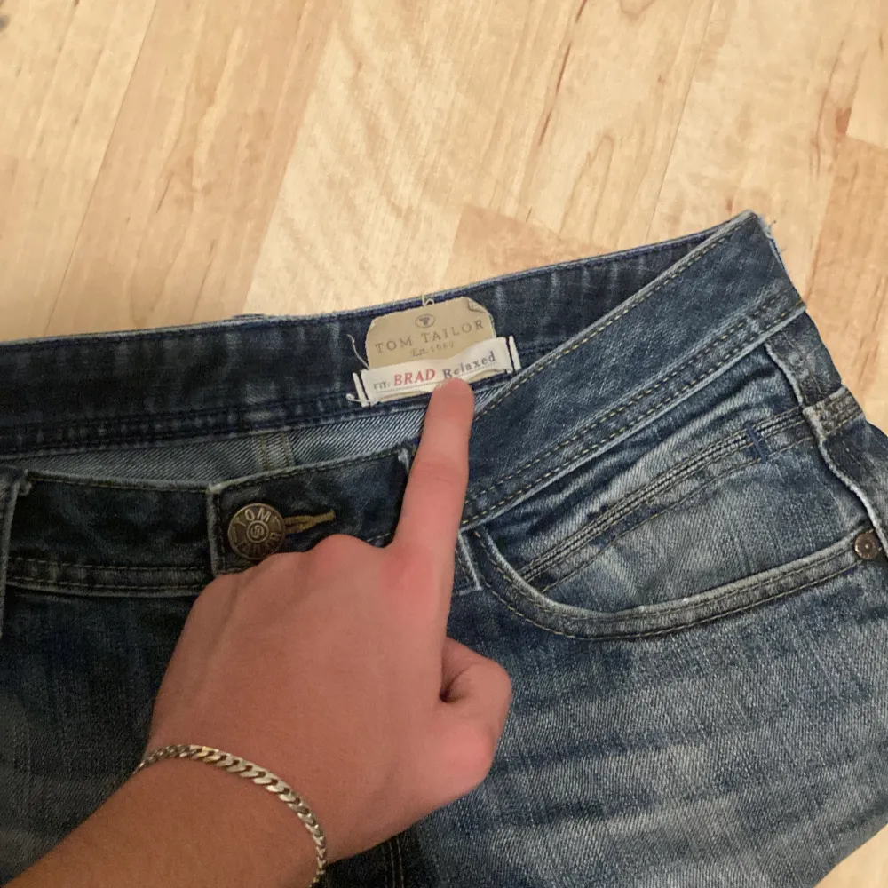 Asfeta vintage Tom Tailor jeans med skön wash och distressing Jag är 180 Finns två små hål i högra fickan. Jeans & Byxor.