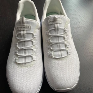 Skor - Skor i storlek 39, endast testade inomhus, nypris 749kr