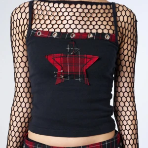 star topp - så fint linne, med stjärna och pins 🖤använde aldrig  för har nt den stilen längre, är alltså helt ny 🖤