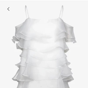 By malina kami dress  - Säljer min superfina studentklänning från by malina. Använd en gång. Storlek L Men passar M oxå. Går säkert att sy in också/sy upp. Jag är en 176 och sen är så lång som på sista bilden på mig.Har dock sytt in grejerna på axlarna(bild 3)skriv för info