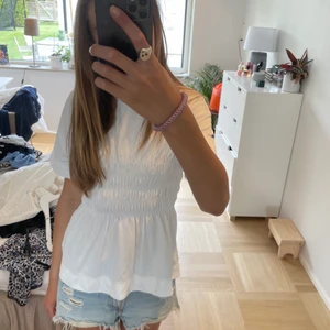 Ganni tröja - Säljer en sjukt cool tröja från ganni med snygga detaljer! Har tyvärr aldrig kommit till användning, nyskick💜