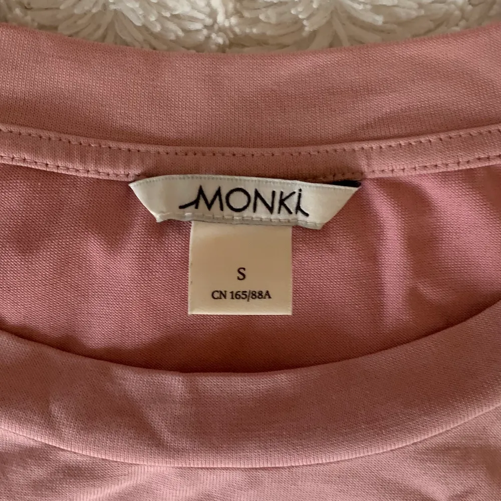 Säljer en rosa tshirt ifrån Monki. Tröjan är använd fåtal gånger och behöver strykas. Jag är 167 och tröjan passar mig . T-shirts.