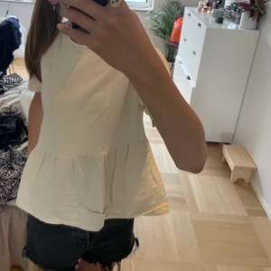 T-shirt/blus  - Så söt topp från zara. Det är som en t-shirt fast med lite ”stelare” material längst ner vilket gör den lite blus-liknande. Så fin verkligen, knappt använd💜💜