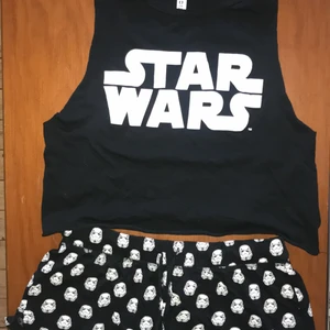 Star Wars pyjamas set stl S - Ett jätteskönt pyjamas set med star wars motiv! Knappt använd, trycket på linnet kan ha några skavanker efter tvättning