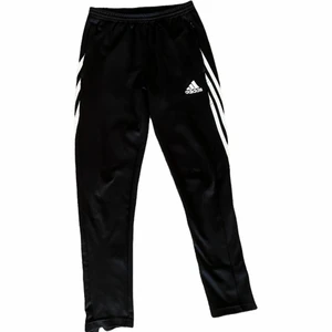 Adidas byxor - Adidas byxor för barn. Storlek 164. Använt men fint skick. 