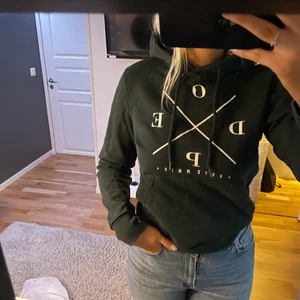 Hoodie - Snygg hoodie i grön från dope storlek xs säjer då den blivit för liten 