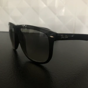 Ray-Ban solglasögon - Säljer åt min storebror, Svarta Rayban solglasögon, fint skick bara lite dammiga. 350 snabb affär inkl frakt💖
