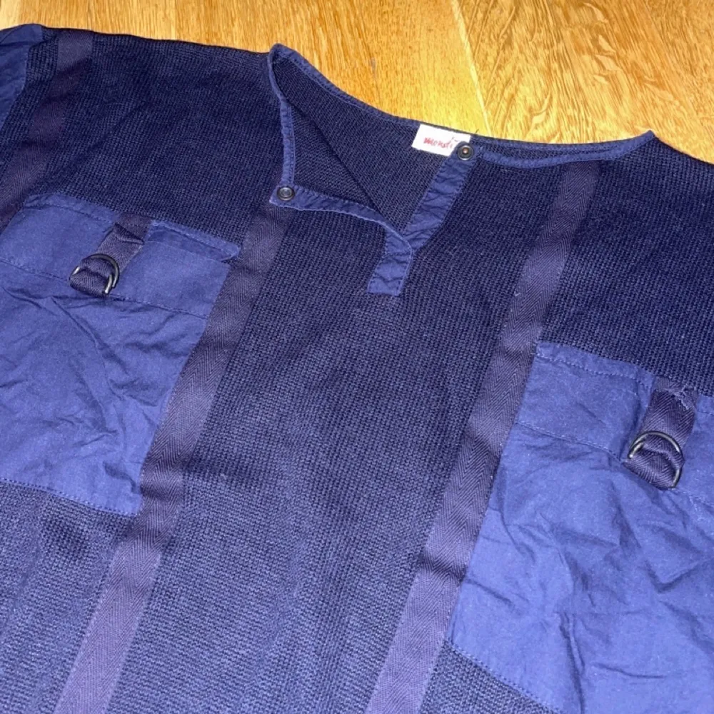 Marinblå tröja i vintage inköpt på vintagemässa för flera år sedan men har aldrig blivit använd. . Tröjor & Koftor.
