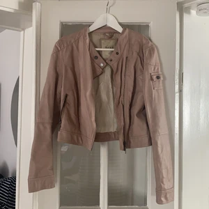 Jacka - Skinnjacka i fuskskinn från Rut m.fl. Förekommer några få sprickor i fuskskinnet men ej märkbart. Storlek 40. 