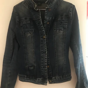 Jeans jacket - Jeansjacka, använd ett fåtal gånger, med metallknappar🧞‍♂️🧞‍♂️